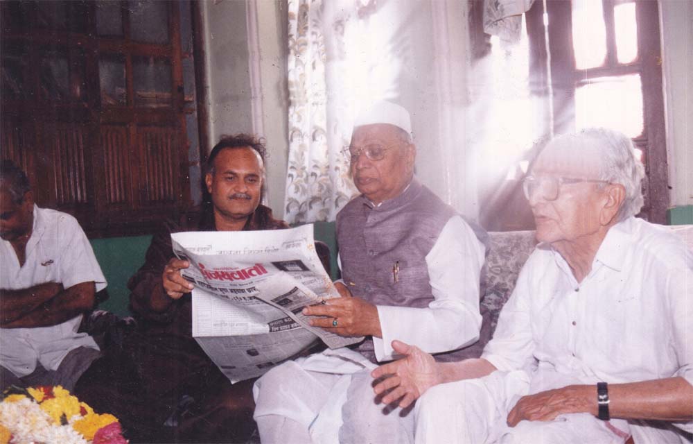 Ex. Chief Minister Shankarrao Chavan reading Newsaper & with him Padmavibhushan Govindbhai Shroff